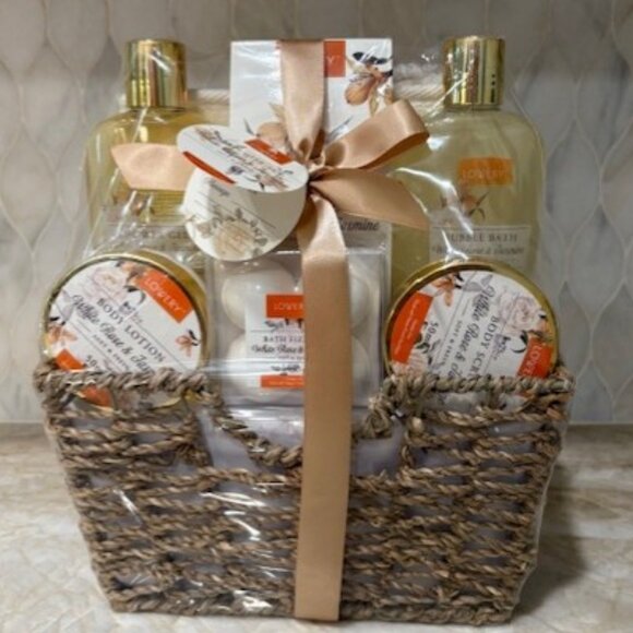 Lovery White Rose & Jasmine Bath Gift Set Shower Gel Bubble Bath Lotion Scrub - Picture 1 of 6